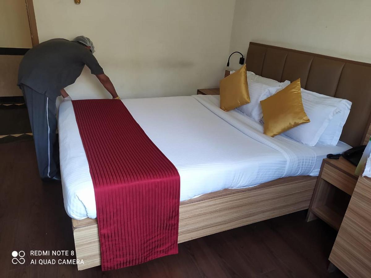 Hotel Plaza Mumbai Ngoại thất bức ảnh